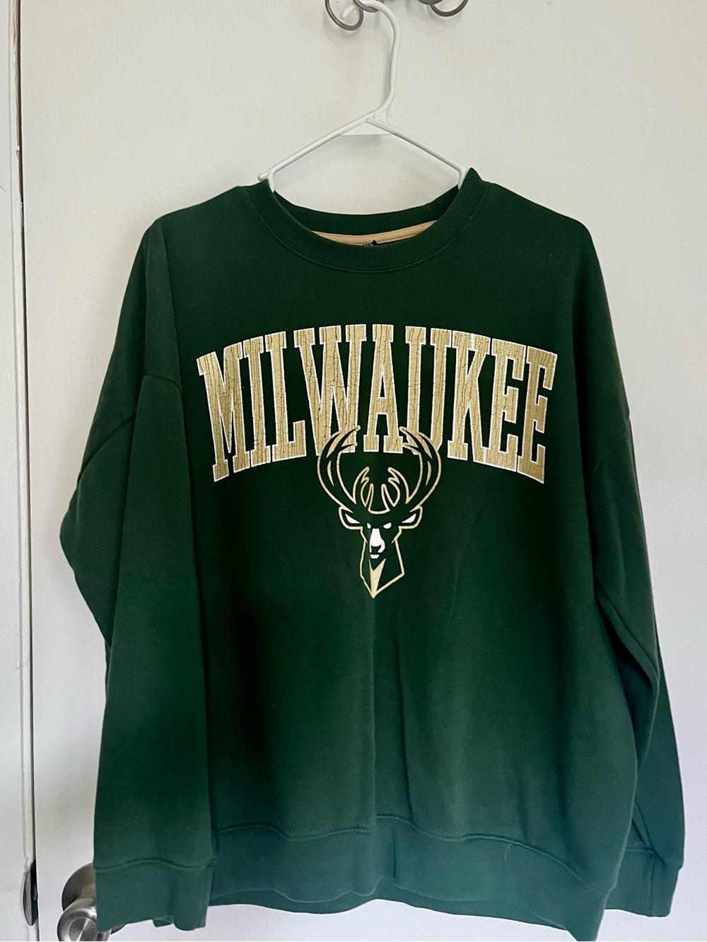 Women’s Milwaukee Bucks crewneck